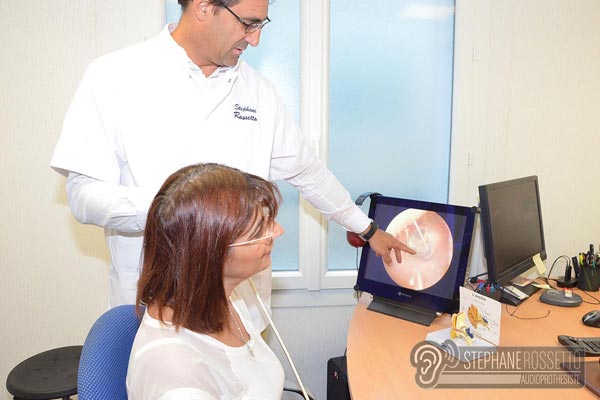 Otoscopie numérique pour contrôler le conduit auditif du patient